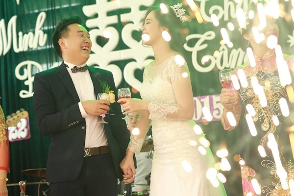 Hà Min và bạn trai nhìn nhau cười tít mắt vì hạnh phúc khi pháo hoa bắn lên, báo hiệu họ đã chính thức "về chung một nhà".