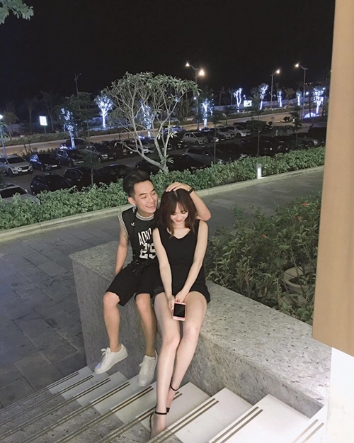 Phở gọi bạn gái Sun Ht với cái tên "bé" dễ thương. Anh chàng dẫn người yêu đi ăn muộn sau khi hoàn thành xong việc.
