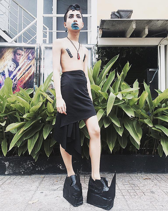 chang-trai-sai-thanh-vo-tu-ra-pho-voi-thoi-trang-kieu-lady-gaga-2