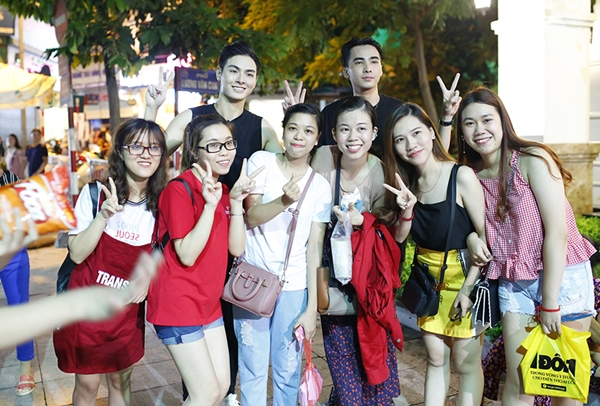hai-trai-dep-cover-nhac-khoe-bung-mui-xon-xao-pho-di-bo-ha-noi-2