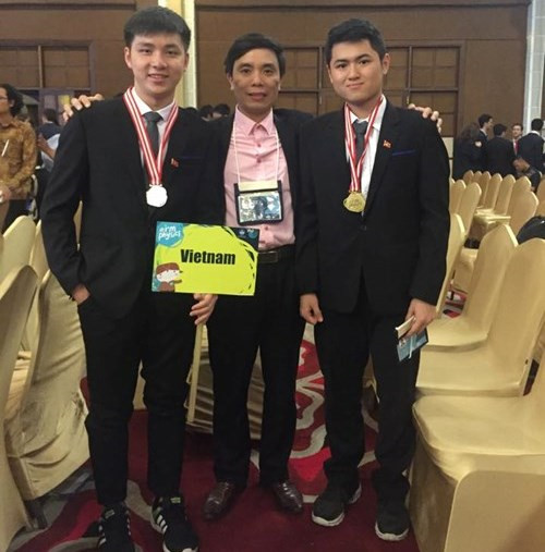 Trần Hữu Bình Minh và Phạm Tuấn Linh cùng thầy Trần Văn Nga tại cuộc thi Olympic Vật lý quốc tế tại Indonesia.