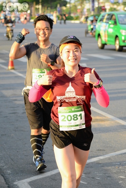thieu-nu-da-nang-xuong-duong-thi-chay-marathon-3