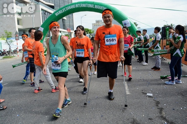 thieu-nu-da-nang-xuong-duong-thi-chay-marathon-8