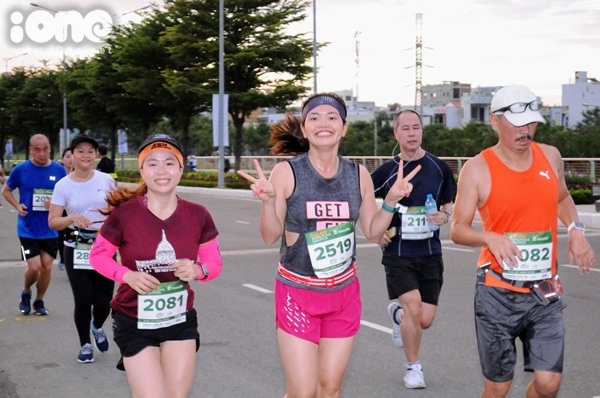 thieu-nu-da-nang-xuong-duong-thi-chay-marathon-1