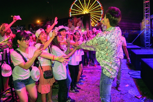 girl-xinh-da-nang-quay-tung-tai-dai-tiec-edm-va-bot-mau-10