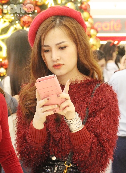 Girl xinh đổ xô xuống đường đêm Giáng sinh - 4