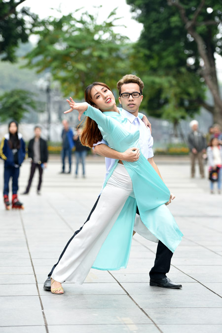 Nữ sinh Hà Nội mặc áo dài nhảy đón xuân bên hồ Hoàn Kiếm - 3