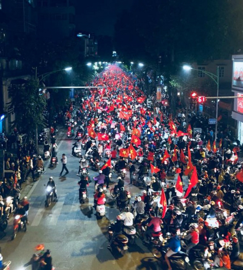 Những khoảnh khắc nhuộm đỏ Việt Nam sẽ đi vào lịch sử của đêm bão ăn mừng chiến thắng U23 - 16
