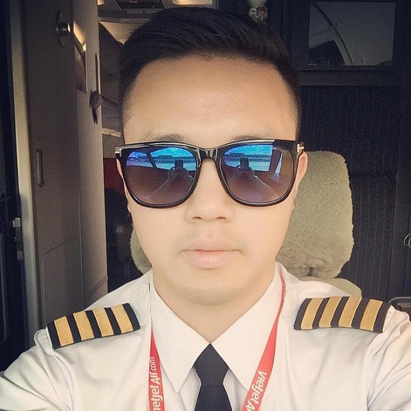 Cơ trưởng chuyến bay đưa U23 Việt Nam về nước gây sốt vì đẹp trai - 1