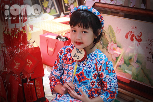 Thiếu nữ Việt rực rỡ pose hình sớm ở phố xuân - 7