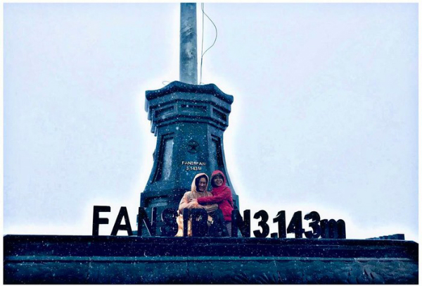 Ngọc và mẹ leo đỉnh Fansipan vào năm ngoái