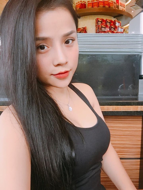 Không chỉ sở hữu gương mặt xinh, đôi mắt to tròn và nụ cười dễ thương, bạn gái của thủ thành Lâm Tây còn có thân hình gợi cảm với đôi gò bồng đảo căng đầy.