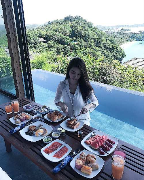 Một bữa ăn được bầy biện cầu kỳ của Jolie Nguyễn trong resort đắt đỏ ở Thái Lan.