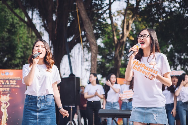 Dàn nữ sinh HV Âm nhạc Quốc gia khoe tài sắc tại phố đi bộ Hồ Gươm - 3