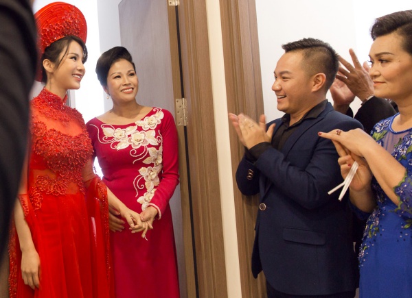 Đoàn nhà trai tiến vào và cô dâu được dẫn ra để gặp mặt chú rể trong sự chào đón nồng nhiệt.