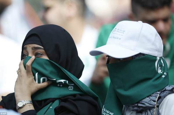 Fan Ả Rập có phần e dè trước ống kính. Những nỗi buồn hiện rõ trong ánh mắt họ khi ĐT Saudi Arabia bị Nga dẫn trước tỉ số 5-0.