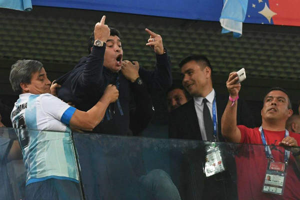 Cư chỉ thô tục này khiến Maradona bị tước vai trò đại sứ FIFA.