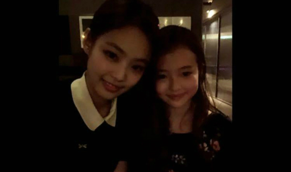 Hồi tháng 6, cô bé đã từng gây sốt khi chụp hình chung cùng cô nàng Jennie của Black Pink. 