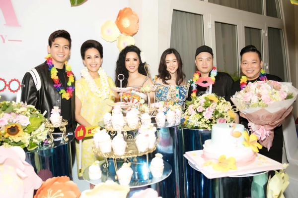 Đến chúc mừng con gái Giáng My còn có nhiều đồng nghiệp như NTK Đỗ Mạnh Cường, diễn viên Diễm My, Thanh Mai, người mẫu Lê Xuân Tiền...