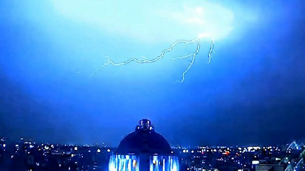 Sấm sét xuất hiện vào thời điểm UFO biến mất