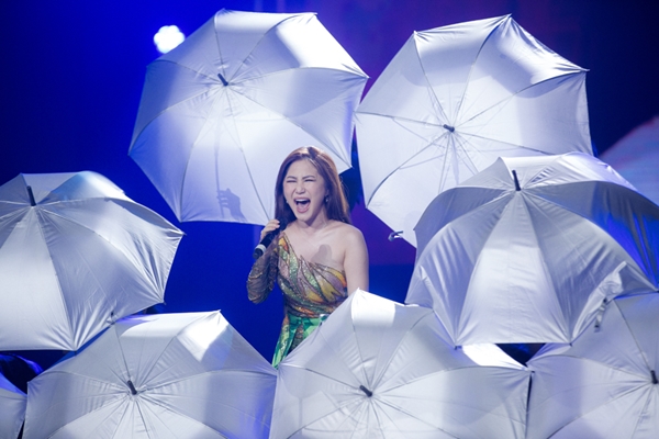Trước show diễn này, Hương Tràm đã tham gia show âm nhạc tại TP HCM. Hương Tràm cho biết vì đã hứa và nhận lời các show diễn từ trước, dù biết sức khỏe chưa đảm bảo nhưng cô cũng không thể hủy show. Cô cho biết trừ khi tình huống bất khả kháng hoặc sức khỏe quá tệ thì mới dừng, còn nếu cố gắng được thì cô vẫn sẽ hết mình.