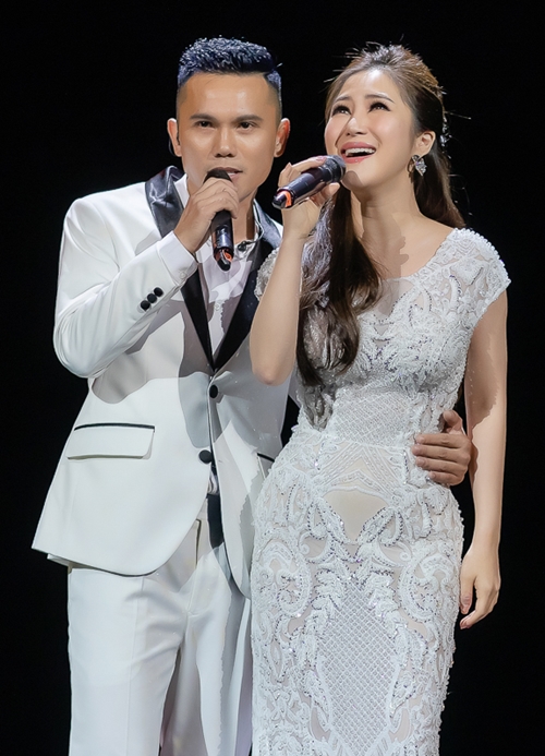 Cô cùng Tú Dưa song ca Không còn mùa thu bằng giọng hát nồng nàn.