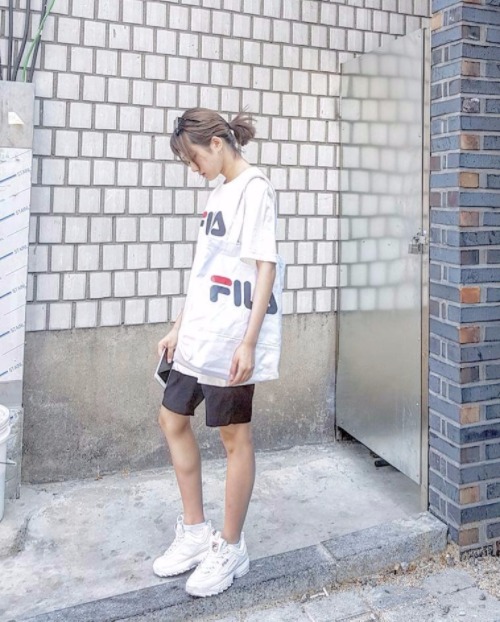 Kết hợp cùng trang phục sporty, đôi Fila Disruptor 2 mang đến cho các chàng trai cô gái dáng vẻ unisex khỏe khoắn, mạnh mẽ, thể hiện nét phá cách và nổi loạn của tuổi trẻ.