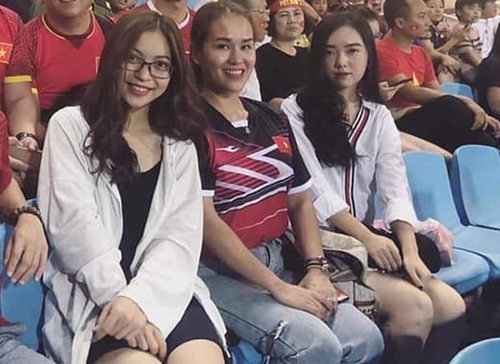Nhiều người lật tìm mọi ngóc ngách trên mạng xã hội phát hiện, cô gái này (ngoài cùng bên phải) từng xuất hiện chung với quản lý của Đức Chinh và bạn gái Quang Hải trên khán đài một trận đấu cổ vũ cho tuyển Việt Nam. Dù người trong cuộc không lên tiếng xác nhận nhưng nhiều fan tin rằng cô gái này là bạn gái của tiền đạo sinh năm 1997.