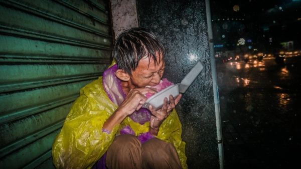 Khoảnh khắc người đàn ông vô gia cư co ro trong mưa gió lớn ở Sài Gòn gây xúc động.