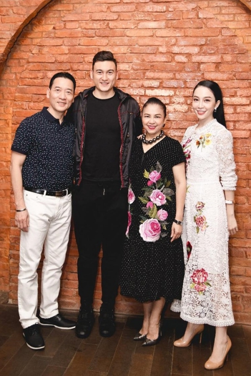 Thủ môn Đặng Văn Lâm cũng có những phút giây quây quần bên gia đình, trong đó có cả chị họ - nghệ sĩ múa Linh Nga.