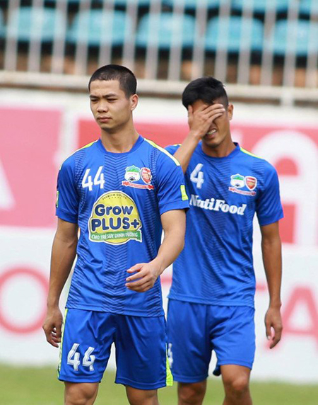 Công Phượng để đầu đinh cực gấu trên sân cỏ.