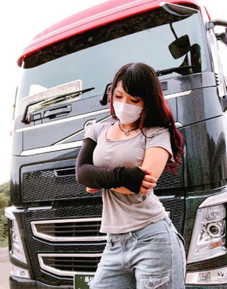 Hiện mỗi năm cô lái khoảng 200.000km. Hằng ngày, cô lái chiếc xe tải 12 bánh vận chuyển rau, củ, quả dọc đất nước. Thời gian cô ngồi sau cabin nhiều hơn ở nhà. Không chỉ cầm lái, mỗi khi xe xảy ra sự số Sasaki đều có thể xắn tay áo lên và tự sửa chiếc Volvo.