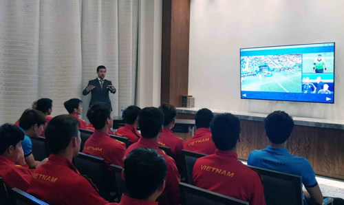 Sáng nay (22/1), đại diện Ban trọng tài của AFC đã tới khách sạn của ĐT Việt Nam để phổ biến kiến thức về công nghệ VAR (Trợ lý trọng tài Video). Ảnh: VFF