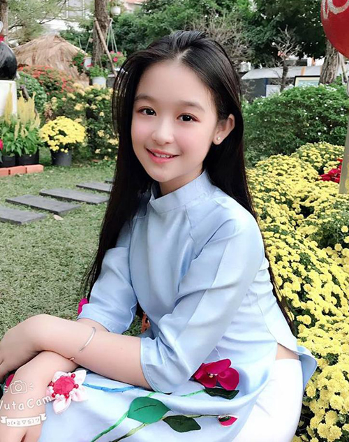 Vá»i hÆ¡n 123 nghìn ngưá»i theo dõi trên Facebook, Lê Huỳnh Bảo Ngá»c là má»t trong những sao nhà ná»i tiếng nhất hiá»n tại. Cô nhóc sinh nÄm 2008, nÄm nay má»i 11 tuá»i nhưng sá»m bá»c lá» vẻ Äẹp thanh tú ra dáng má»t hoa háºu tương lai.
