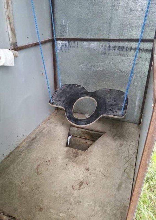 Khi bạn vào toilet mà quên mang ĐT cũng đừng quá lo lắng. Thiết kế này giúp bạn vừa trút bầu tâm sự vừa giải trí khá ổn đấy.