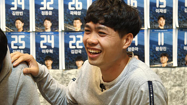 Tiền đạo số 23 của Incheon United khá lạc quan, anh cười thả ga khi xuất hiện trên phóng sự.