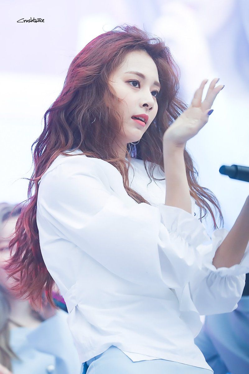 Màn trình diễn vũ đạo của Tzuyu trở nên quyến rũ hơn nhờ những màn hất tóc điệu nghệ.