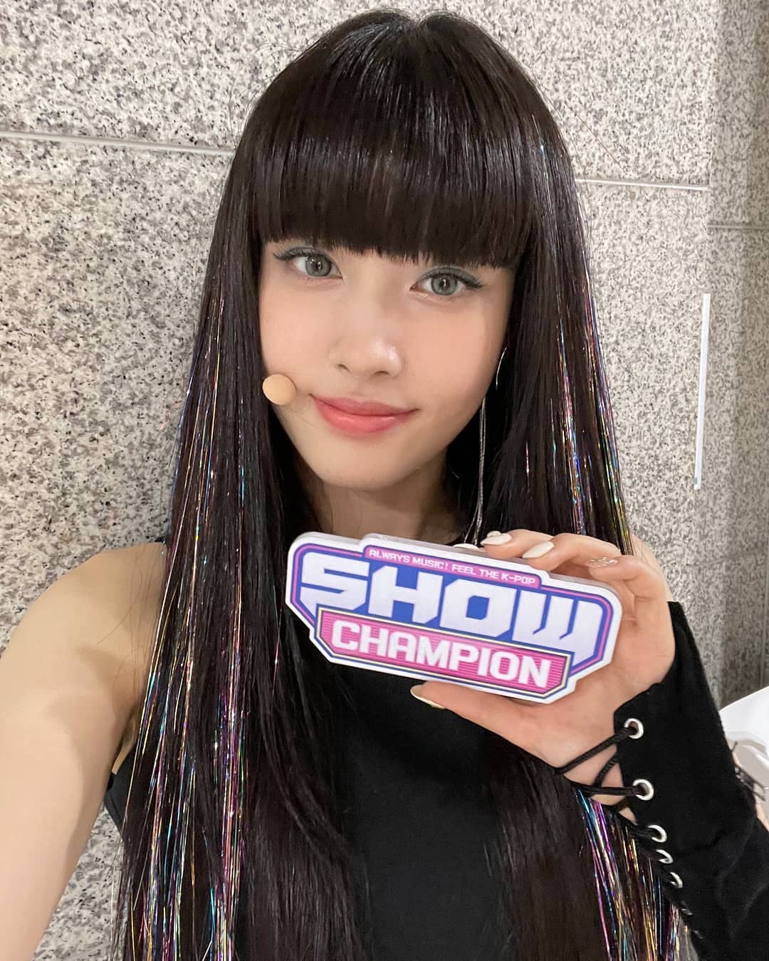 Yoon còn từng gắn cả sợi highlight nhũ kim tuyến lên tóc để tạo nét.