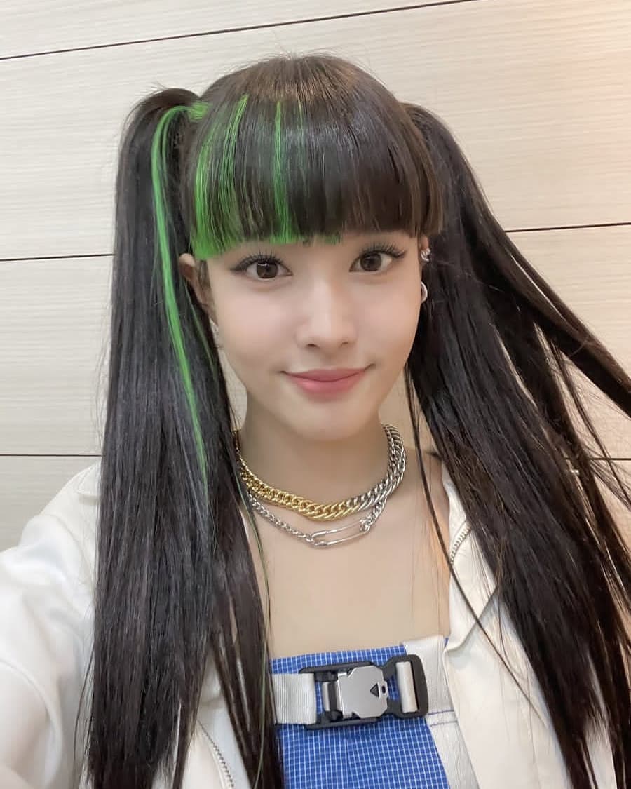 Dù tóc màu nổi đang là xu hướng, nhiều người vẫn cho rằng với nhan sắc của cô nàng, chỉ cần để những kiểu tóc thông thường đã đủ đẹp.